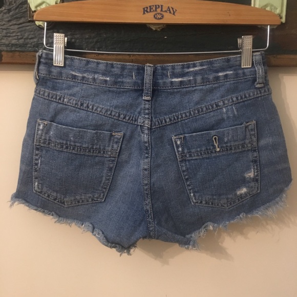 Free People Dolphin Hem Distressed Jean Shorts Size 25 - Picture 7 of 12